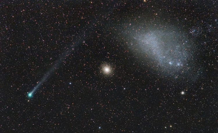Wyróżnienie w kategorii "Our Solar System"
"Cosmic Alignment: Comet Lemmon, GC 47 Tucanae and the SMC", fot Ignacio Diaz Bobillo (Argentyna)


Autor wykorzystał okazję do uwiecznienia na jednym ujęciu obiektu z naszego Układu Słonecznego, czyli komety Lemmon, która powraca w okolice Słońca co 11 000 lat, w towarzystwie obiektu z naszej Galaktyki - gromady kulistej 47 Tucanae oraz Małego obłoku Magellana, towarzyszącego naszej Drodze Mlecznej w wędrówce przez Wszechświat.
 

Sprzęt: Canon EOS 1000D z obiektywem Vivitar 135 mm, f/6.3, ISO 800, 20 x 300 s